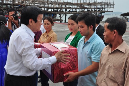 President Truong Tan Sang visits Ly Son island - ảnh 1